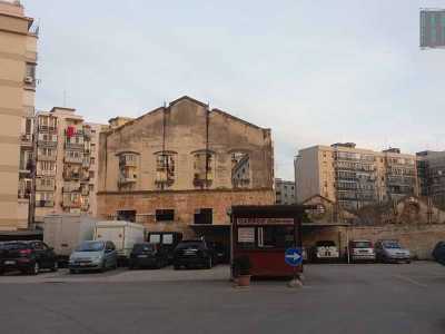 Per avvicinarci alla struttura � necessario entrare nei garage che si trovano intorno all�area: in questo modo riusciamo ad arrivare fin sotto il �monumento�, l� dove sono parcheggiate alcune auto